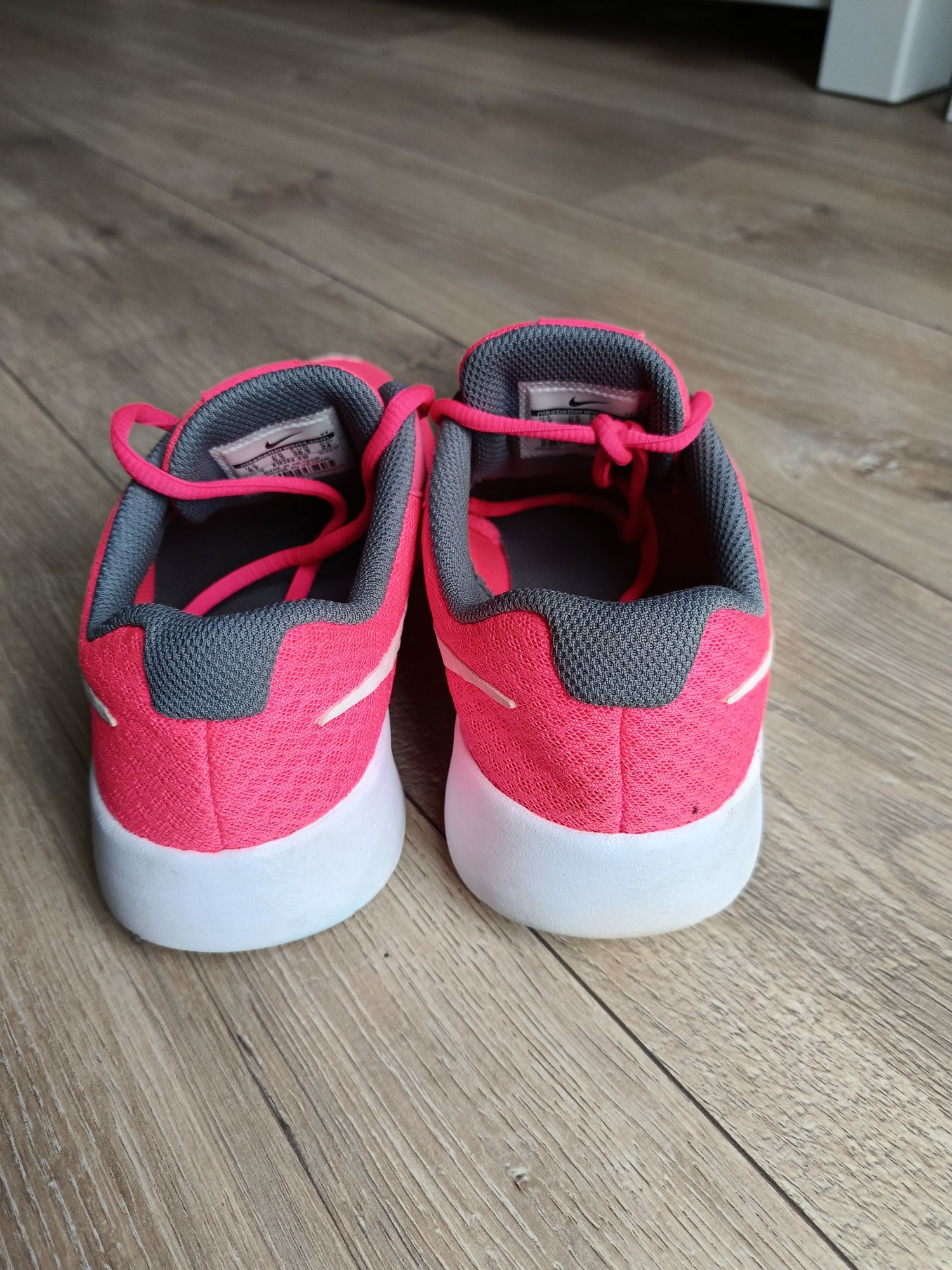 Buty Nike tanjun 38,5 neonowe różowe