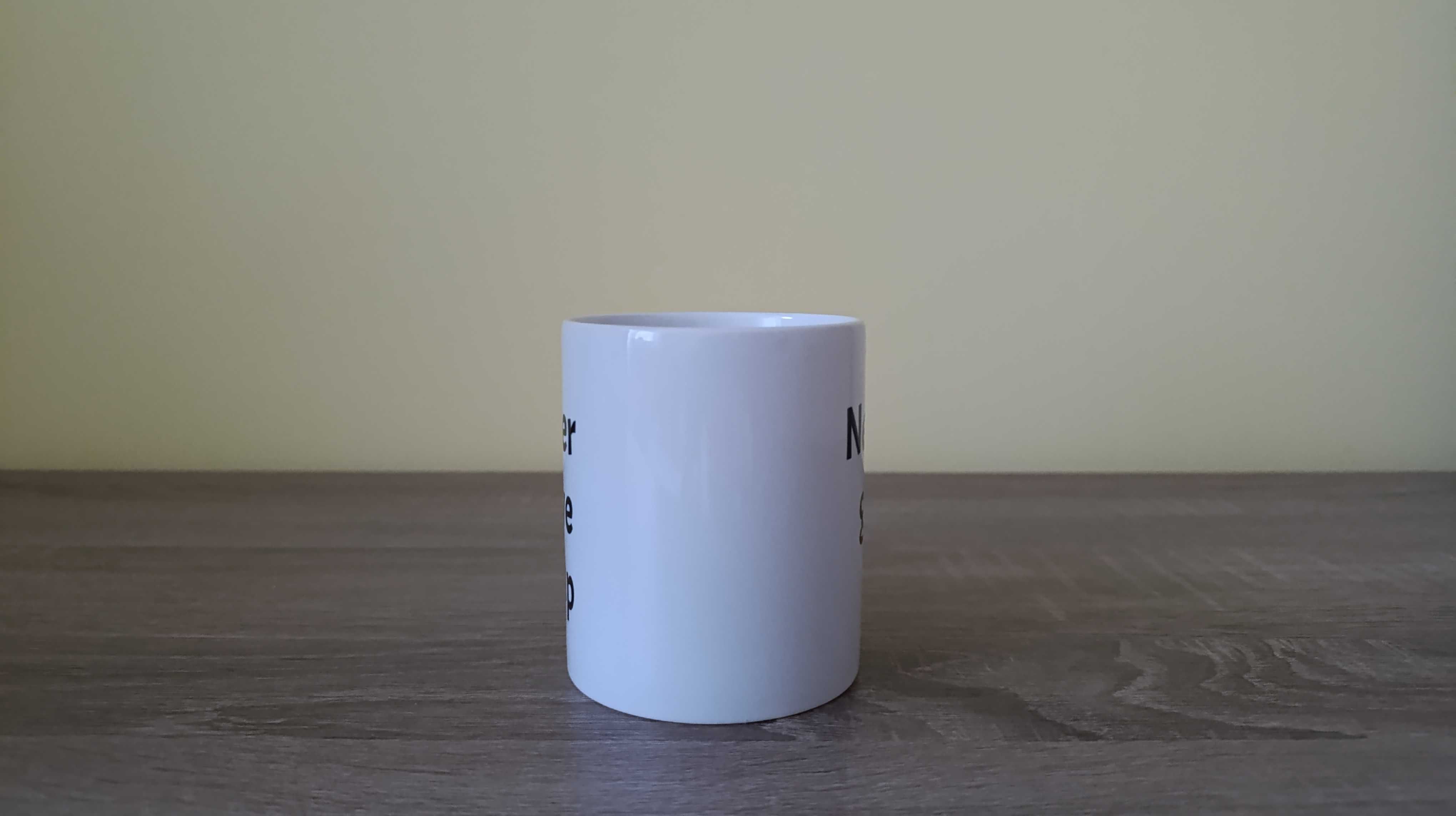 Nowy biały kubek 330 ml z napisem "Never give up"