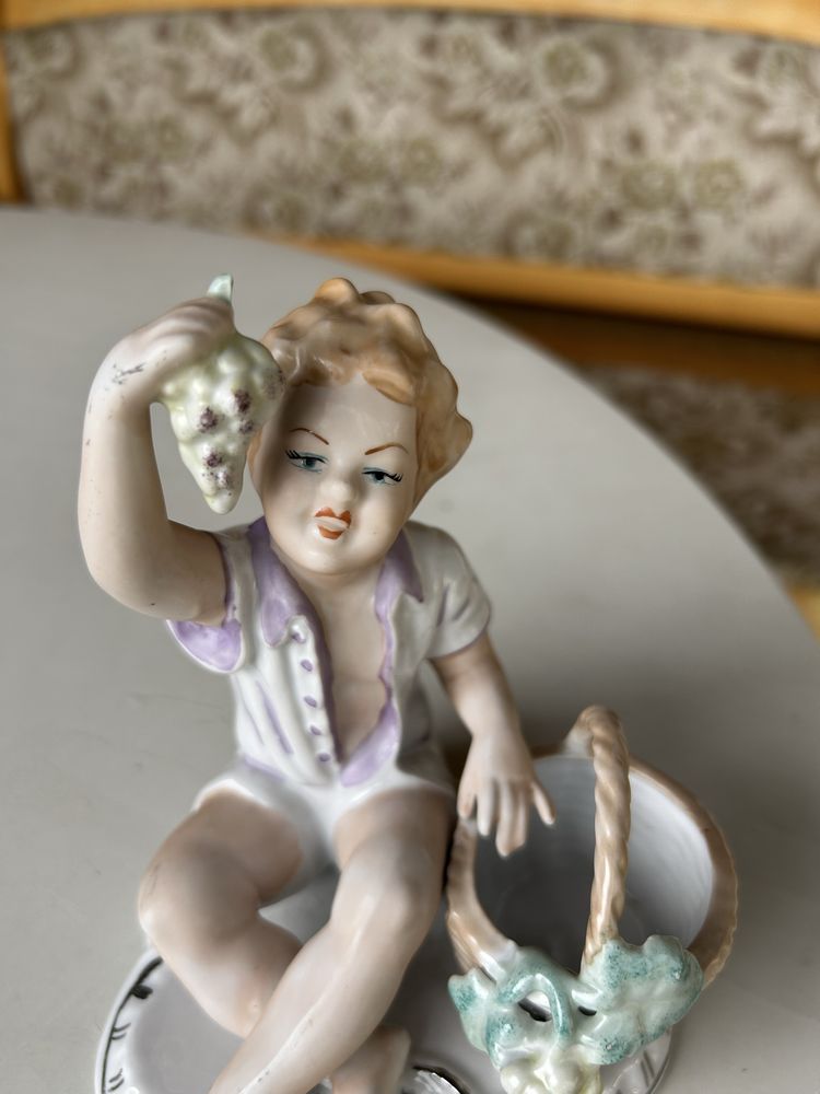 Porcelanowa figurka chłopiec z winogronem Arpo Romania nr.A37