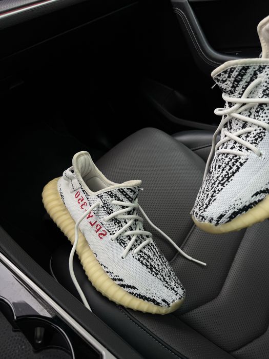 Adidas Yeezy Yzy Boost 350 Zebra V2 Sneakers