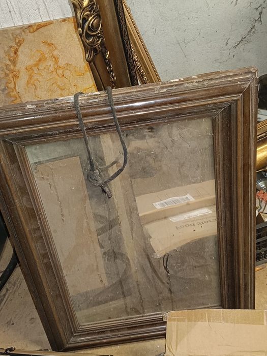 Stare portrety, monidła+walizka.