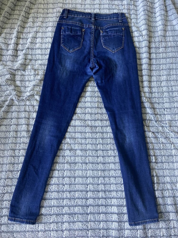 granatowe skinny jeans, dżinsy rurki