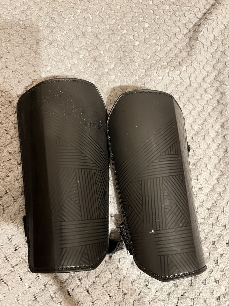 Buty piłkarskie (korki / turfy) + Ochraniacze na piszczele za darmo