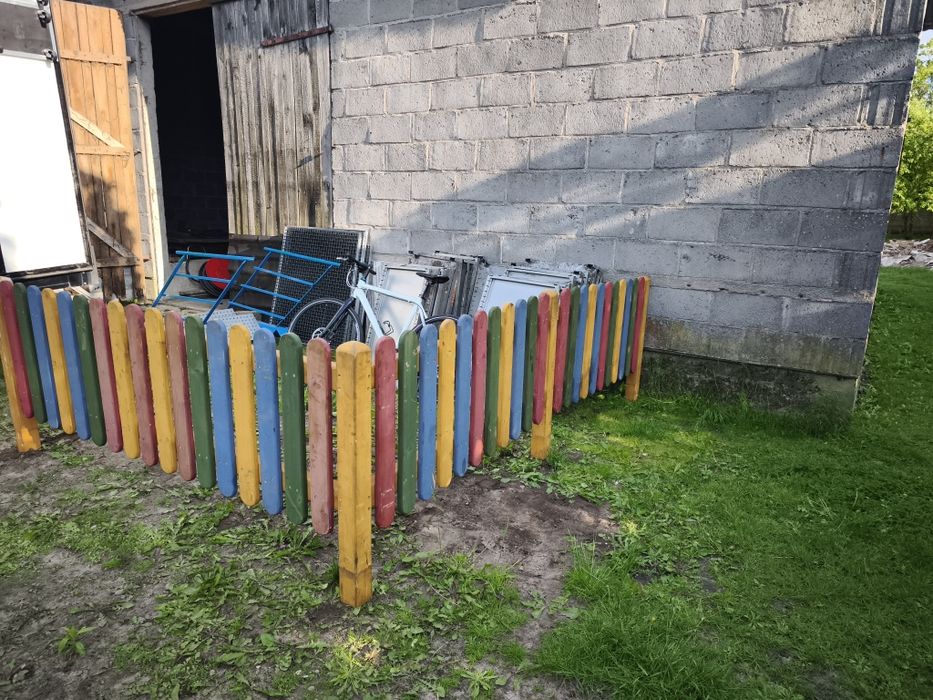 Płot ogrodzenie kolorowy przedszkole plac zabaw dla dziecka