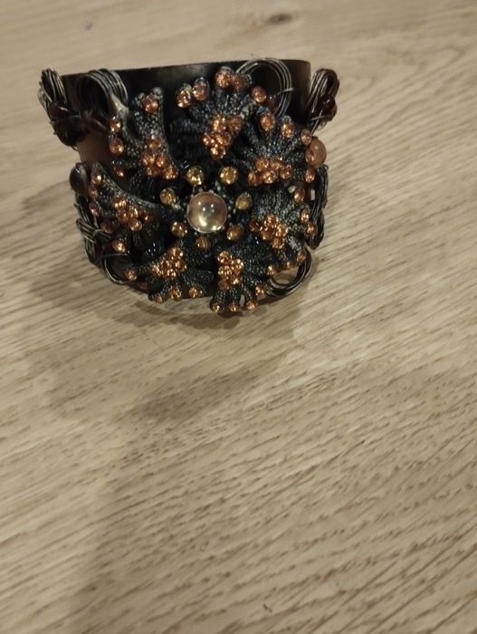 Bracelete com brilhantes cor-de-laranja