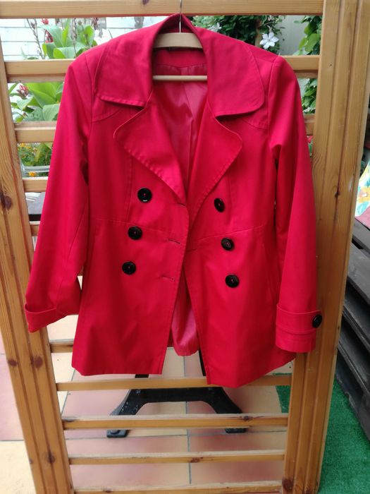 Czerwony dwurzędowy płaszcz