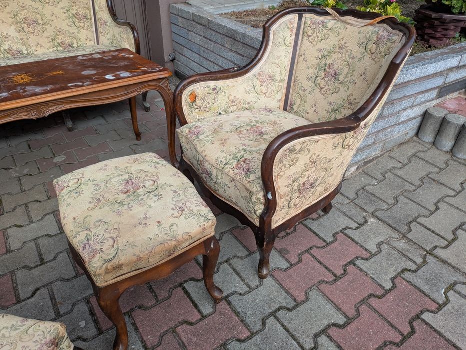 Zestaw mebli w stylu biedermeier – sofa, fotele, taborety, stolik