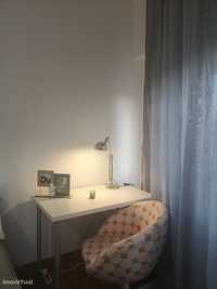 240426 - Quarto espaçoso com cama de casal em apartamento moderno