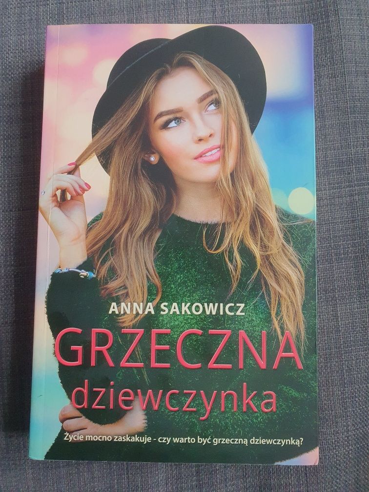 Grzeczna dziewczynka. Anna Sakowicz
