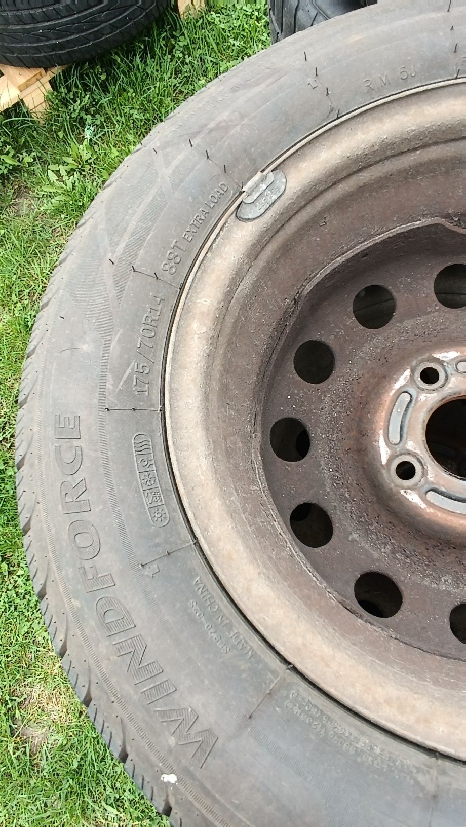Koła z oponami wielosezonowymi 175/70R14 88T 4x8mm