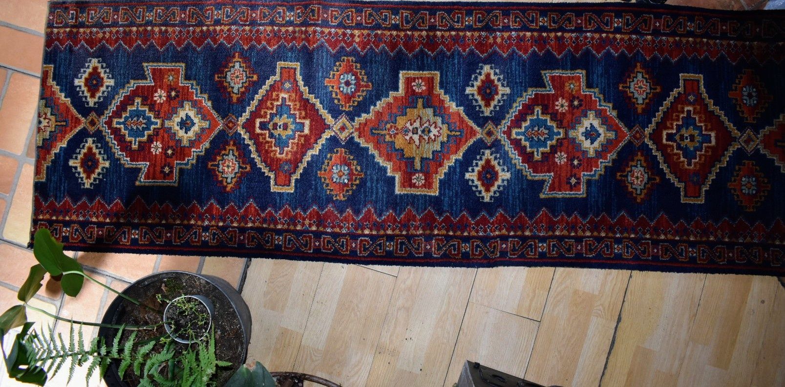 Irański ręcznie tkany wełniany dywan.