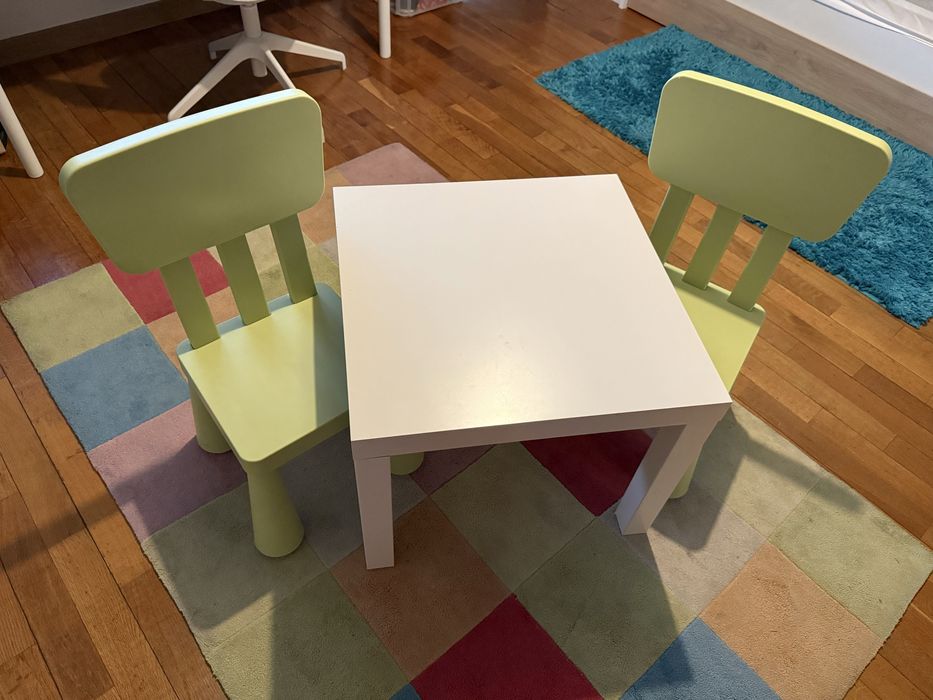 Mesa e cadeiras de criança
