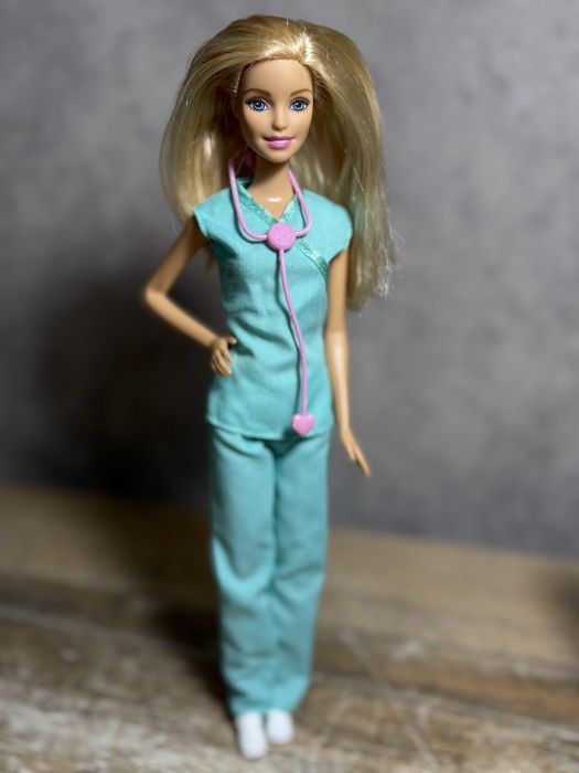 Лялька Барбі педіатр