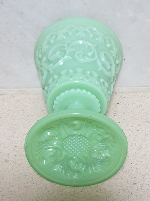 Fantástico raro antigo cálice em vidro opalino