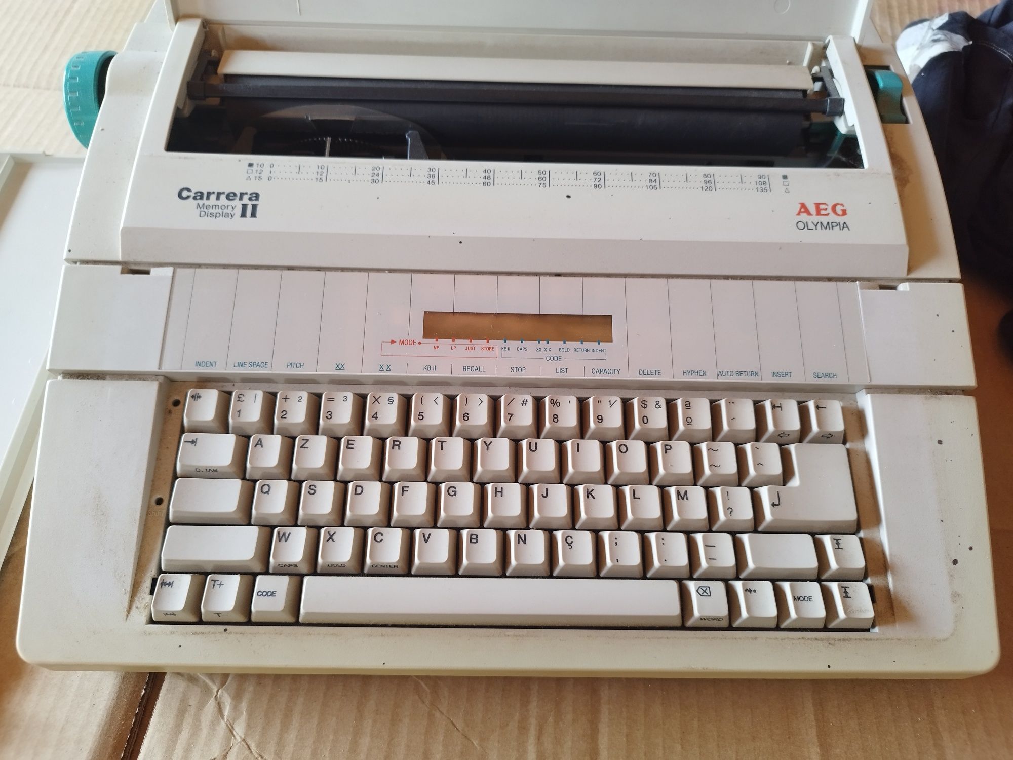 Máquina de escrever AEG Olympia