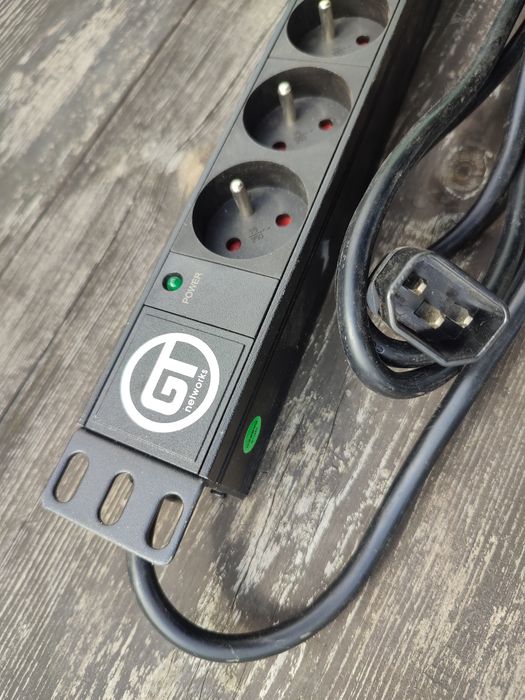 Listwy zasilające  19" dwie sztuki