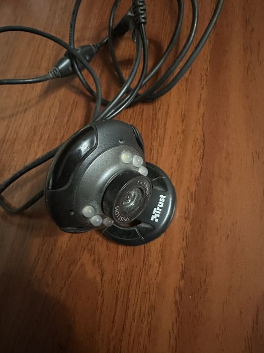 Компʼютер, монітор, мишка, клавіатура, камера, колонки та сабвуфер