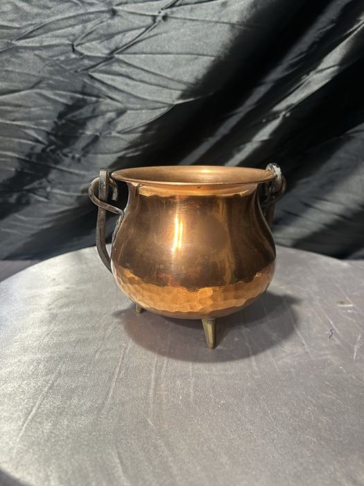 Miedziany kociołek wiedźmy – kwietnik na trzech mosiężnych nóżkach