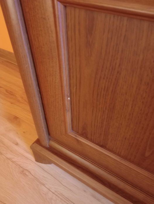 Komoda z lustrem i witryną