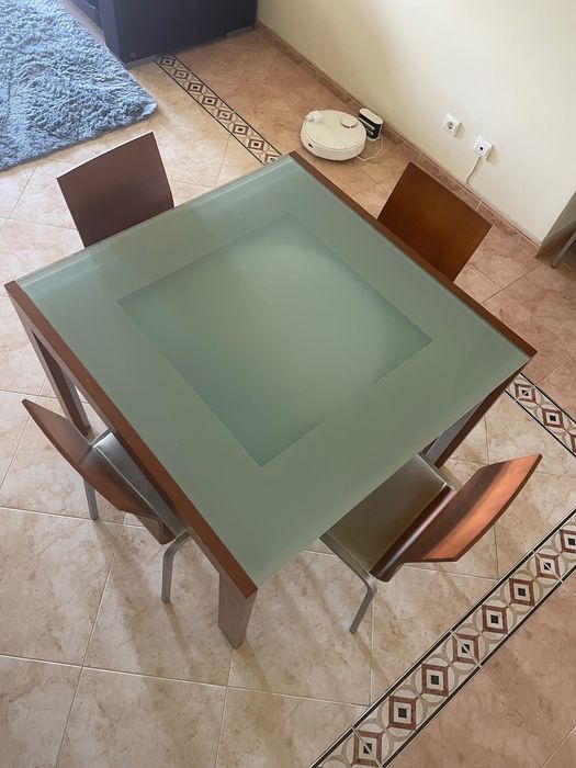 Mesa extensível com 6 cadeiras