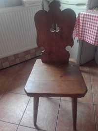 Krzesła drewniane.