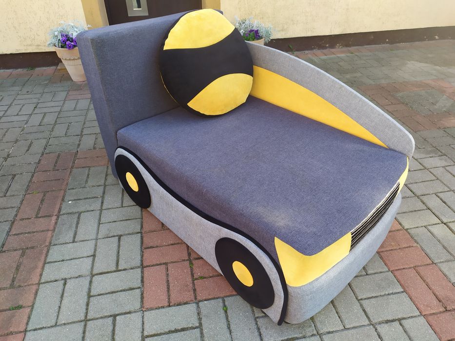 Fotel dziecięcy rozkładany w kształcie samochodu do spania.