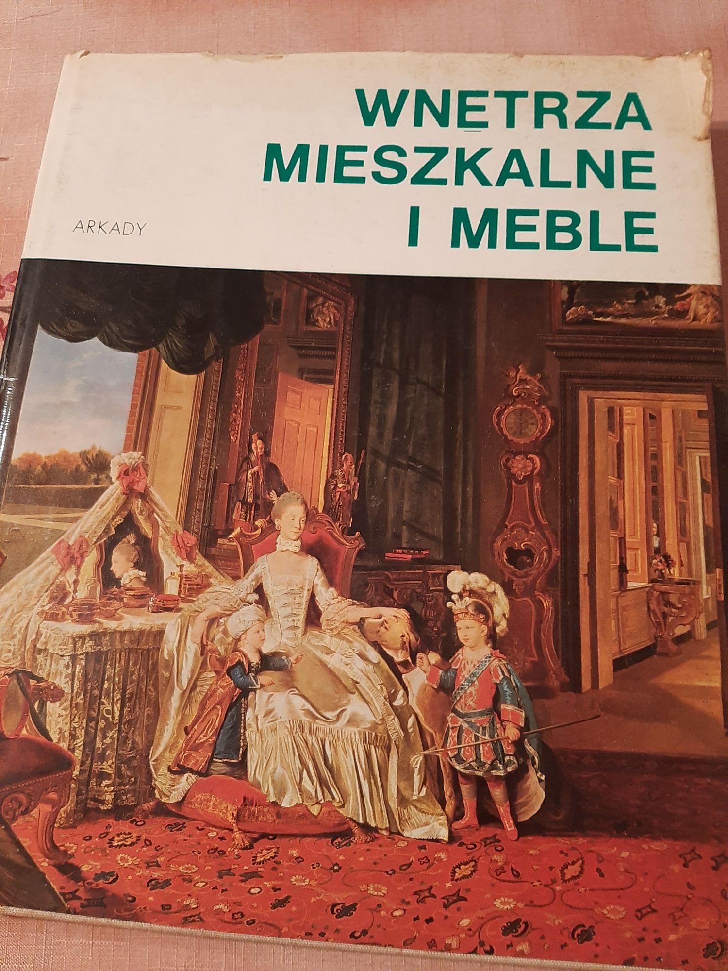 Wnętrza mieszkalne i meble.