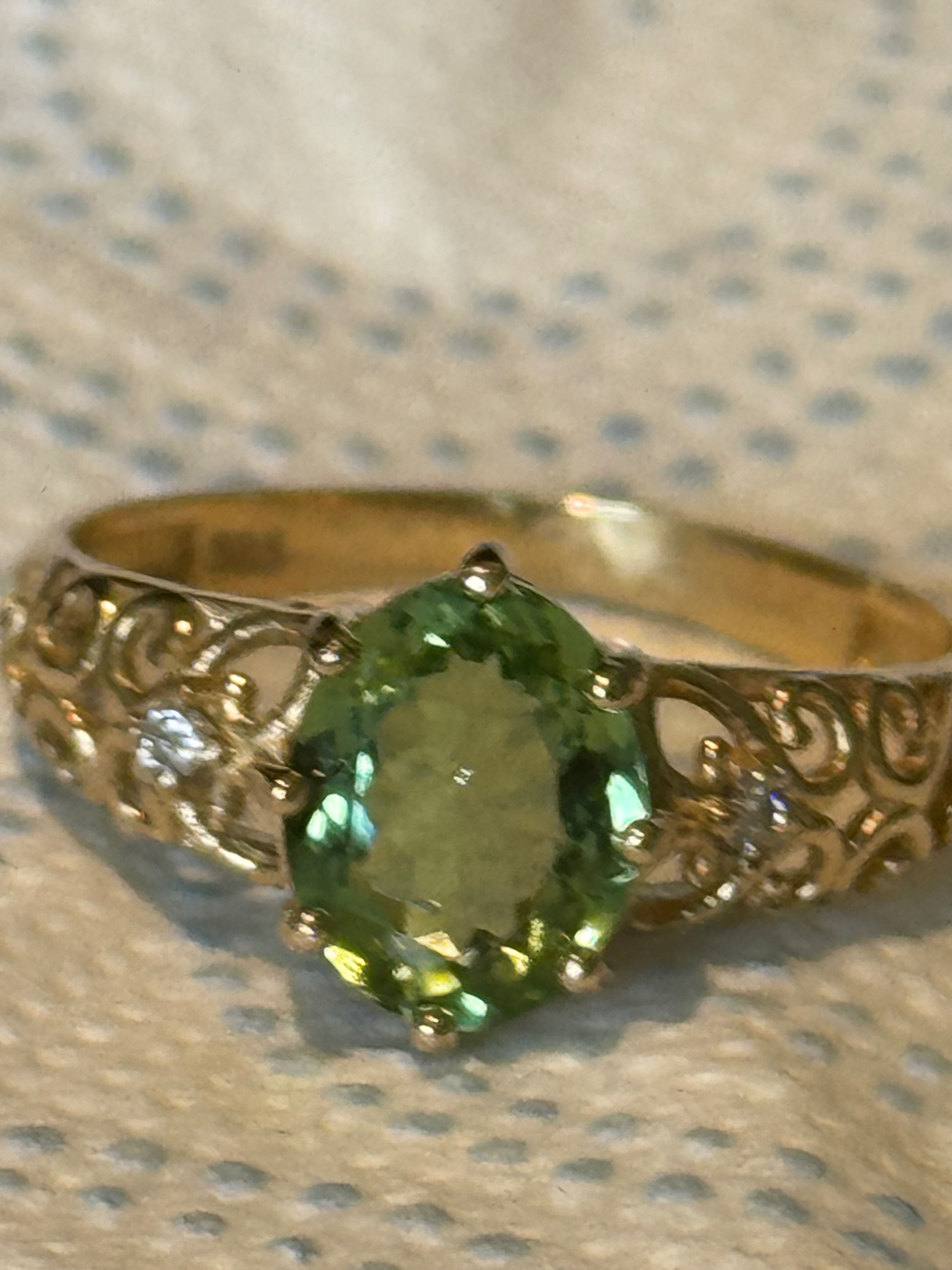 Złoty pierścionek z oliwinem i brylantami