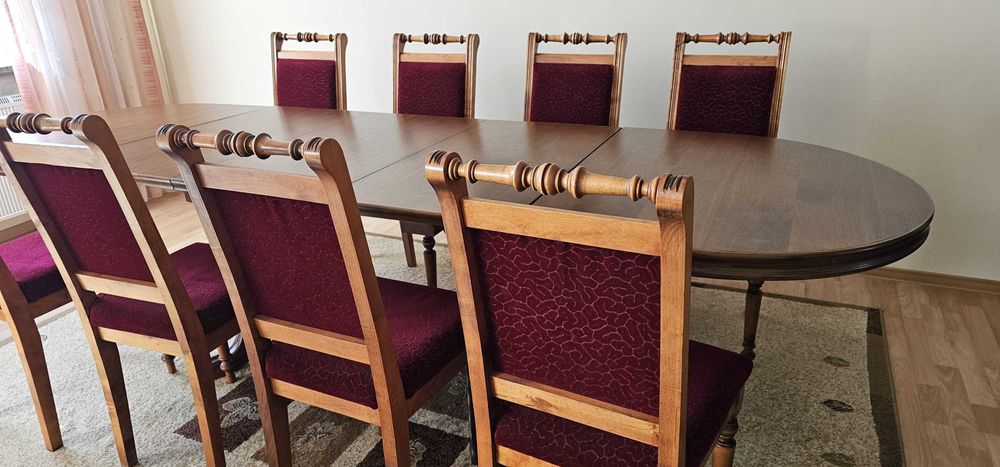 Rozkładany stół z krzesłami