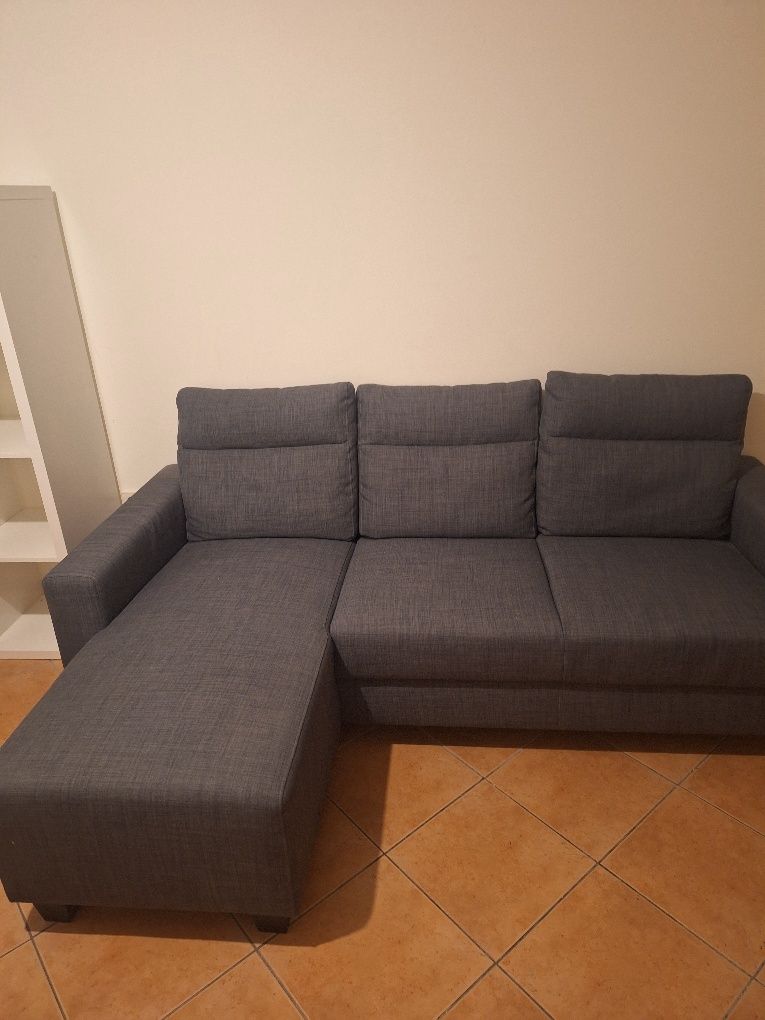 Quarto privado, com mobiliário