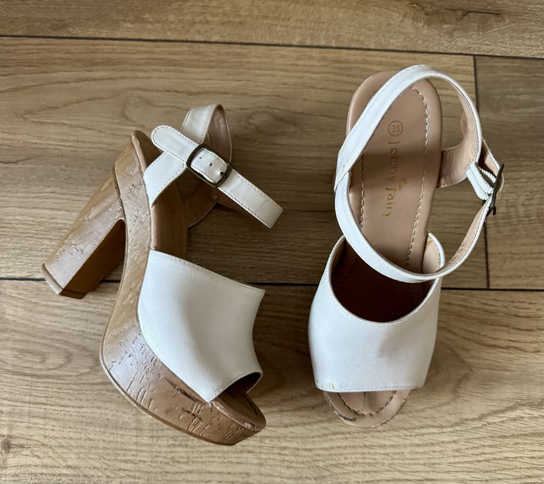 Sandały białe na obcasie na platformie