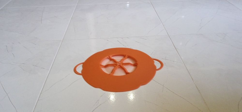 Кришка-невикипайка для кастрюль.