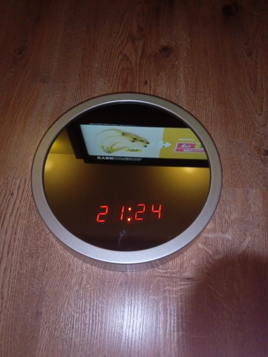 Lustro  zegar i data