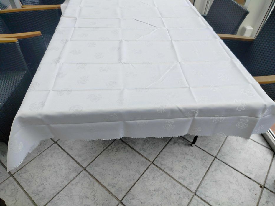 Biały plamoodporny obrus 160 x 160 wielkanocny