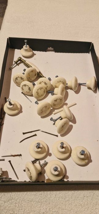 Uchwyt/gałka do szafki