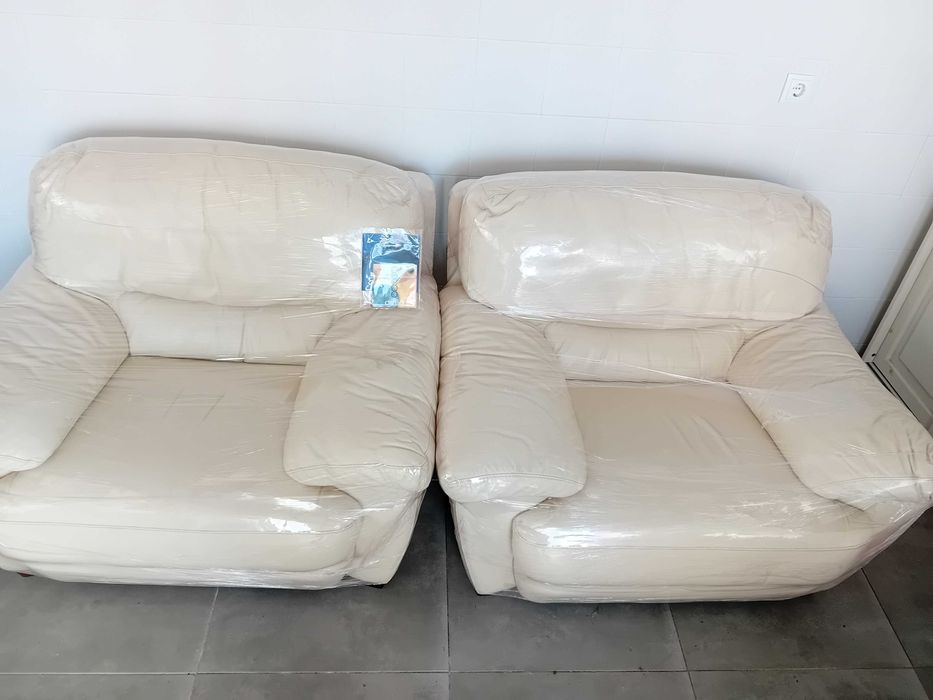 2 cadeiroes em pele creme