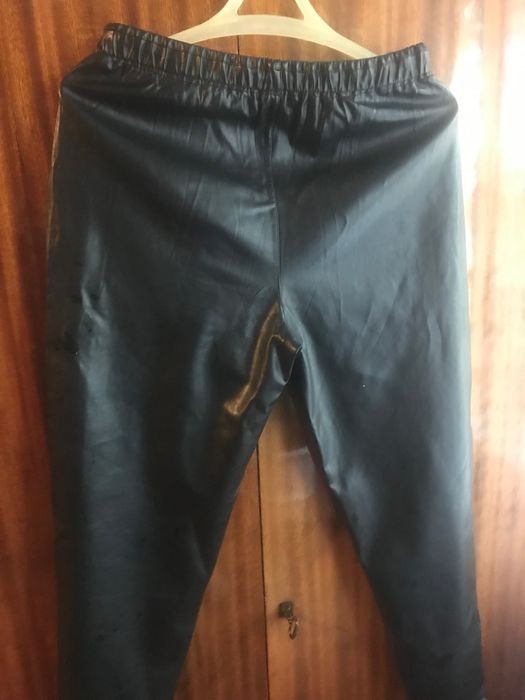 Чорні жіночі брюки, кожзам з високою посадкою.