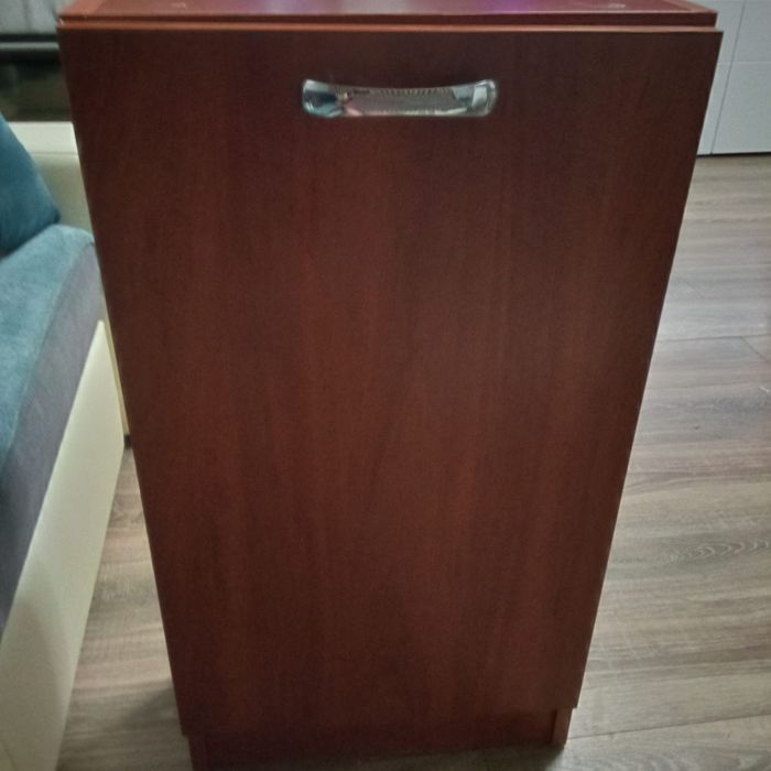 Szafka mocowana do ściany