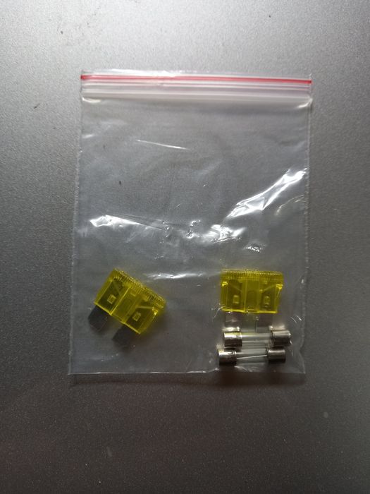 ЗАРЯДНИЙ ПРИСТРІЙ 12/24V Carmotion 58700