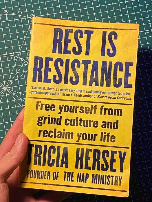 Книга про відпочинок Rest Is Resistance: A Manifesto