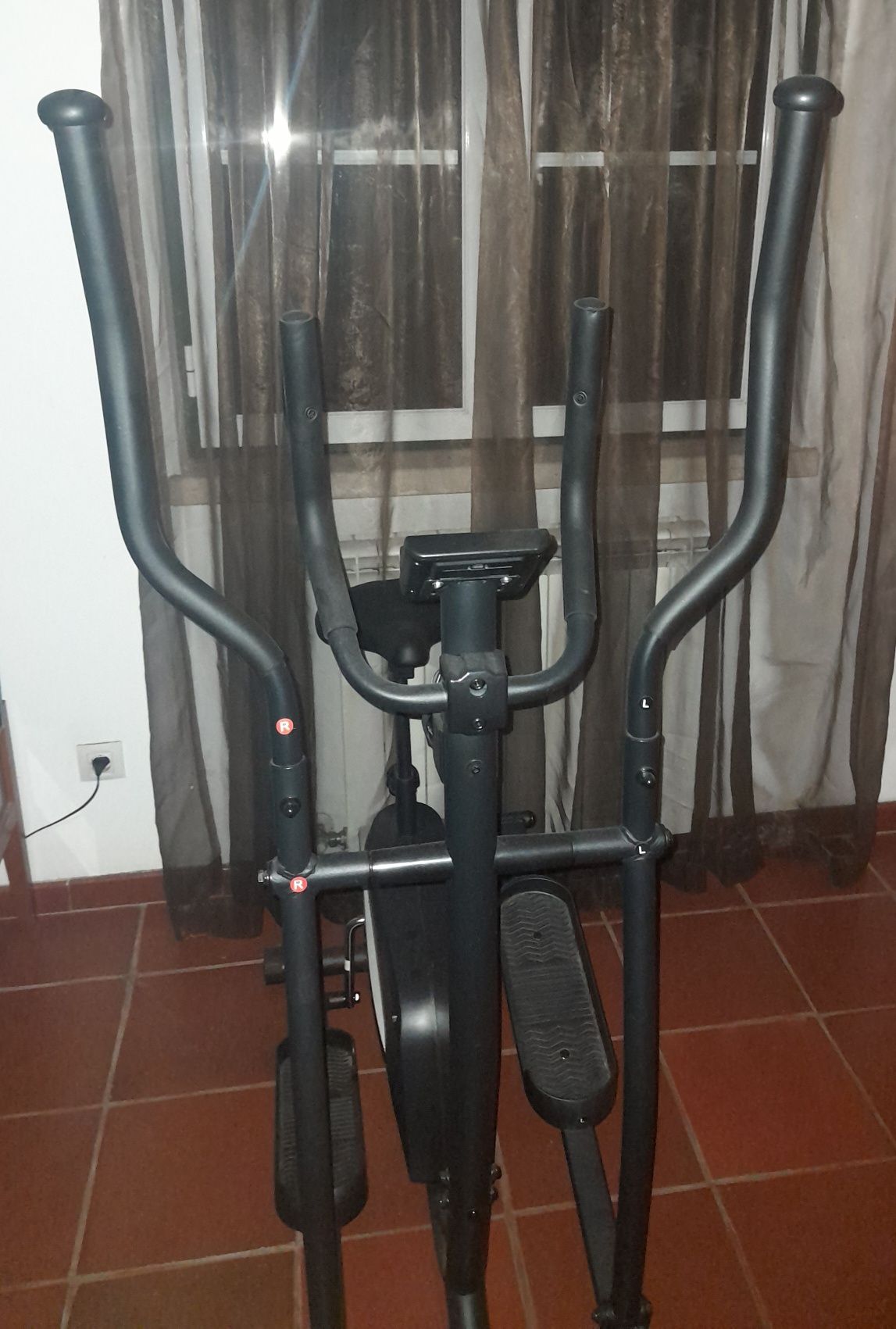 Elíptica / bicicleta com sensores de ritmo cardíaco