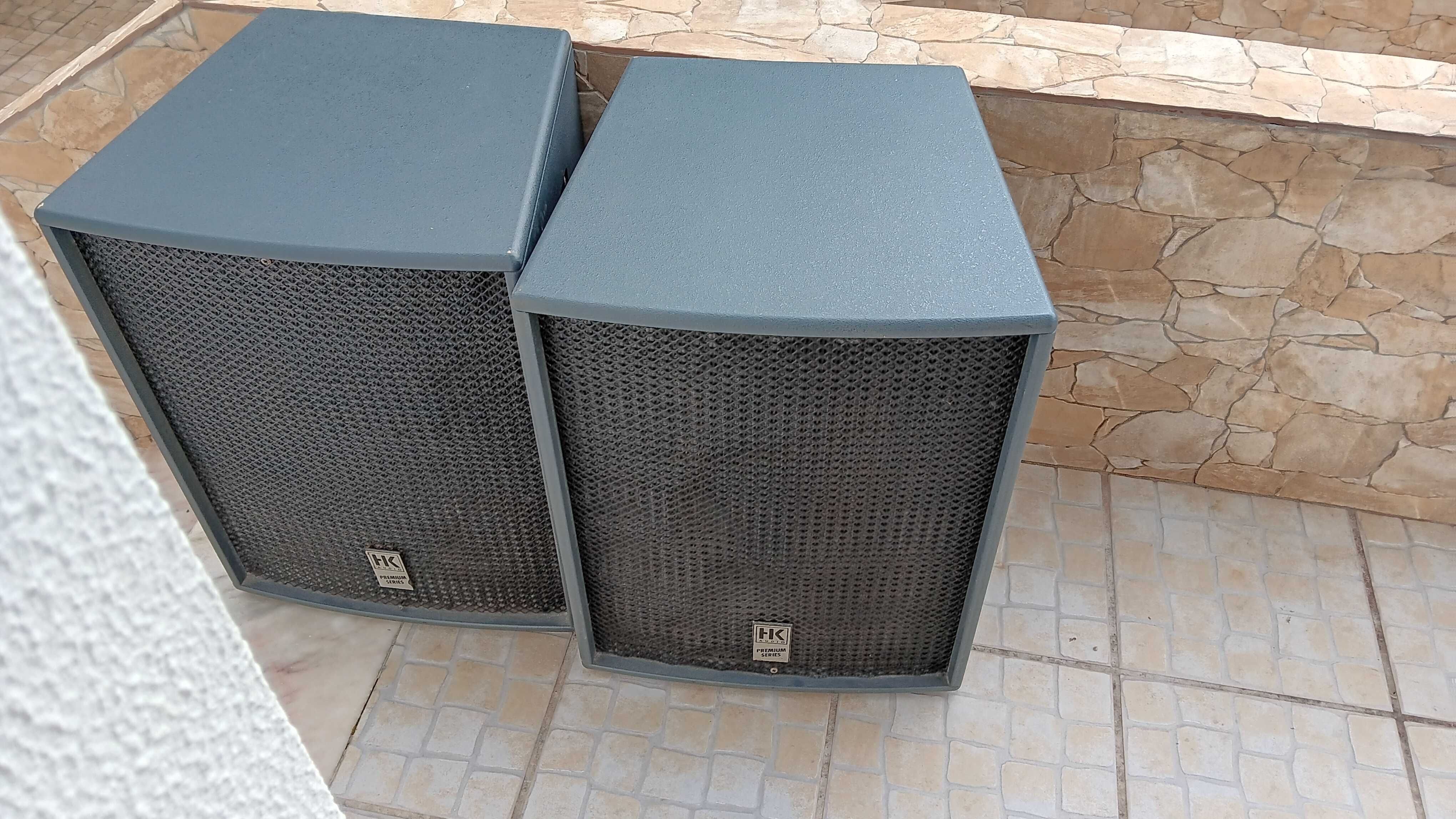 Vendo duas colunas de som com 300wts cada