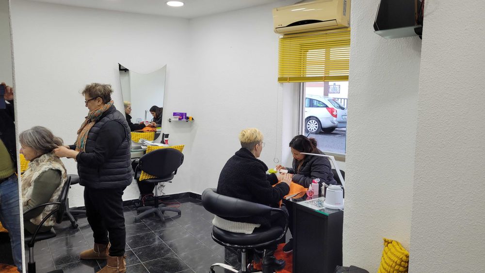 Cabeleireiro   e Barbeiro Carnaxide  pronto começar trabalhar