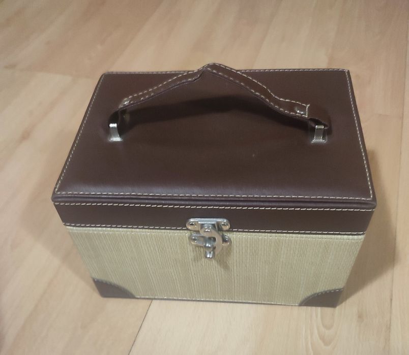 Kuferek na biżuterię