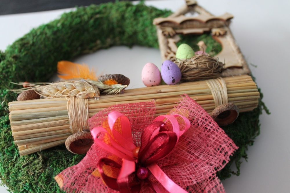 wianki pokryte mchem jako półprodukt do tworzenia dekoracji