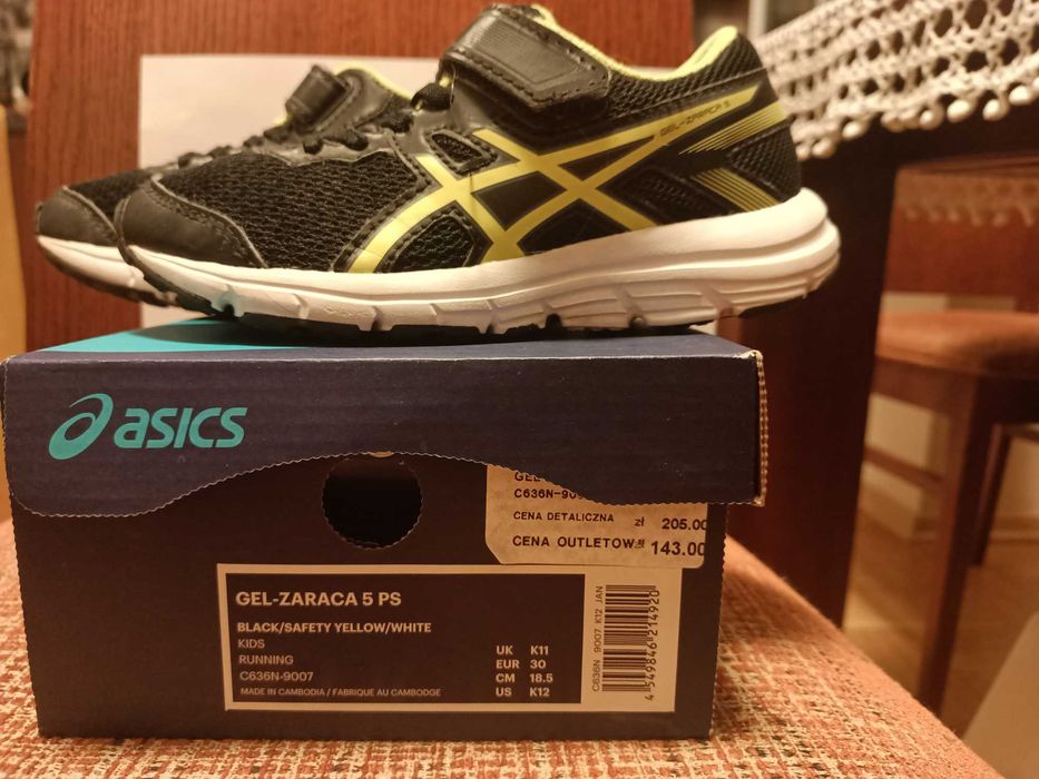 Buty sportowe dla chłopca marki Oasics  w rozmiarze 30