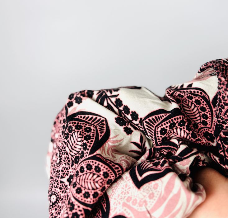 Różowe spodnie z czarnym wzorem kwiatowym S 36 F&F