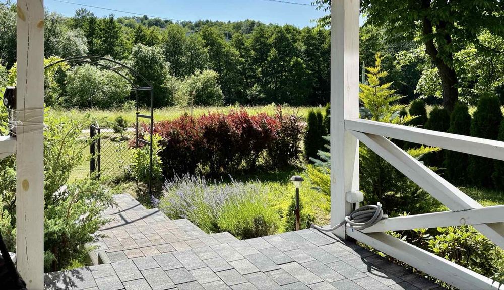 Продаж будинку в мальовничому місці поруч лісу