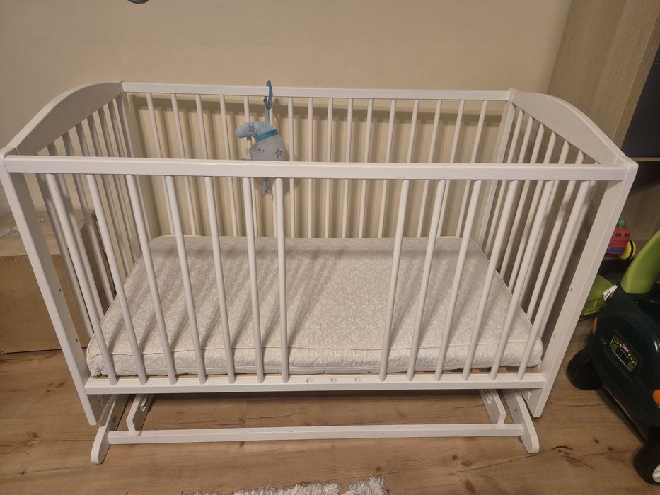 Łóżeczko +. Kilka pościeli+ materac