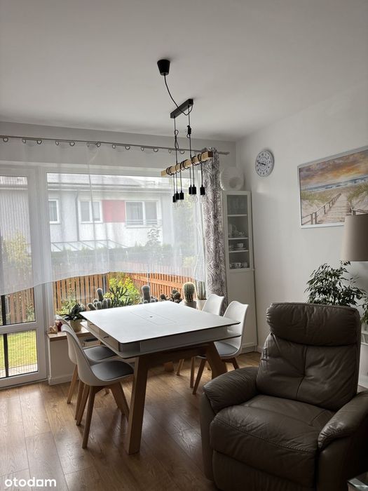 Segment z ogródkiem, garażem i  fotowoltaiką w pobliżu Lasu Kabackiego